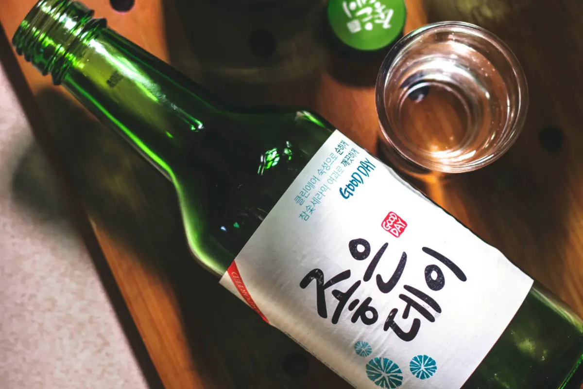 Soju: A Bebida Tradicional Coreana que Conquista Corações